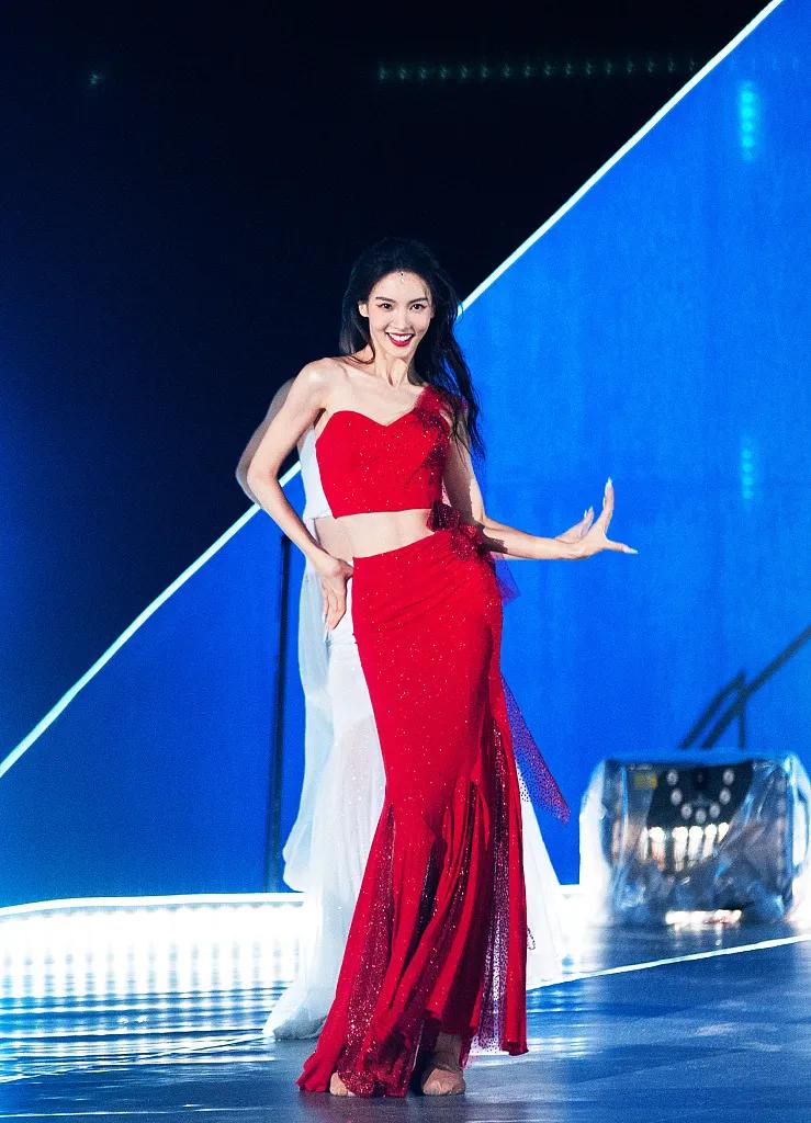 金晨穿红色抹胸长裙美呆了!魔鬼身材太性感妖艳