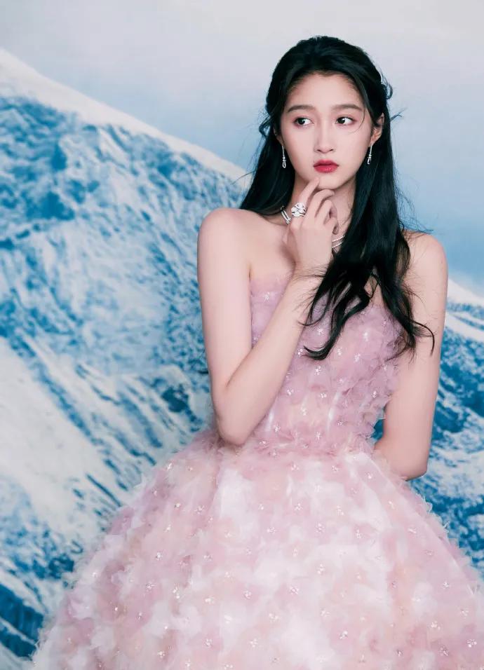 关晓彤穿粉色抹胸花朵裙超美艳！雪肤玉貌太性感妩媚