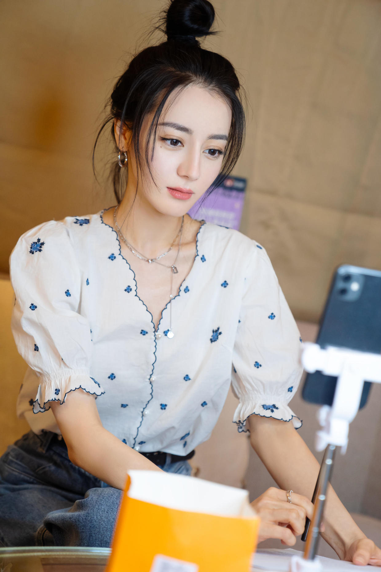 迪丽热巴穿黑丝绒连衣裙秀直角肩,气质越来越好!