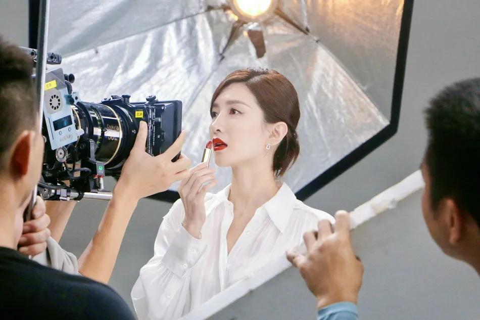 江疏影穿红色纱裙秀天鹅颈，性感又妩媚！