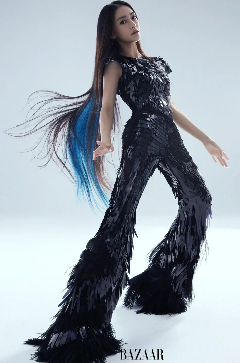 杨颖酷美大片靓丽多姿!浓妆艳抹魔鬼身材性感妩媚