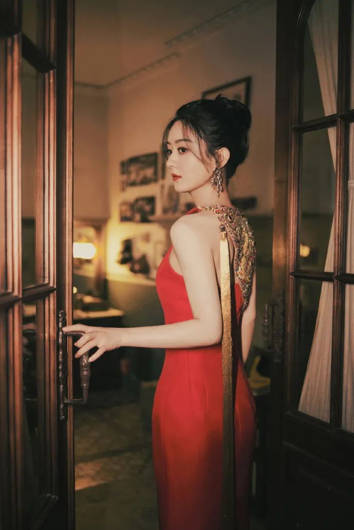 赵丽颖穿金色流苏红裙!魔鬼身材美到让人窒息