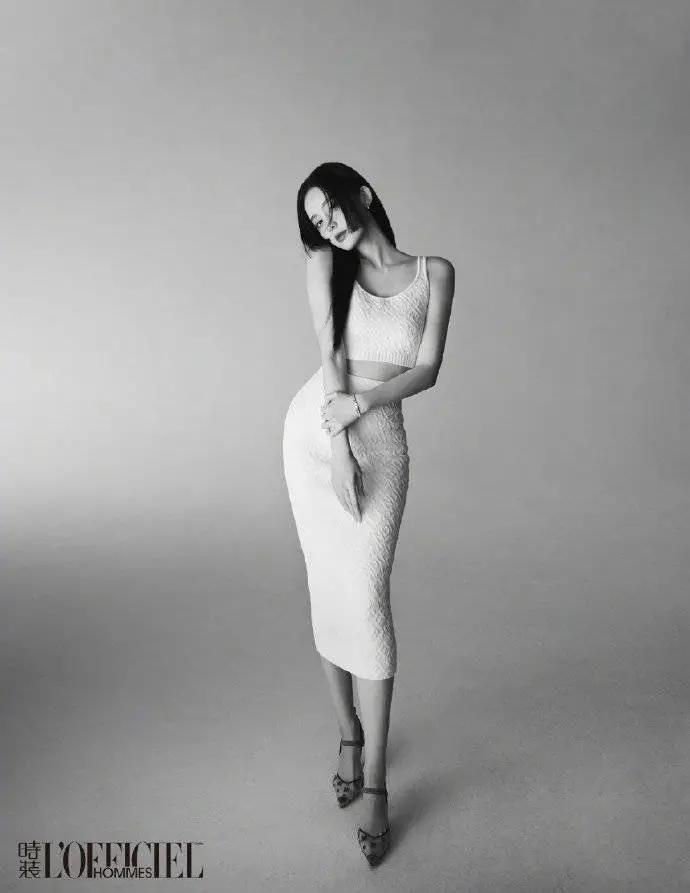 古力娜扎杂志写真造型惊艳!魔鬼身材太性感撩人