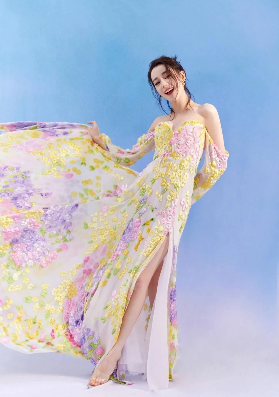 迪丽热巴穿抹胸碎花长裙变花仙子!性感撩人太美丽