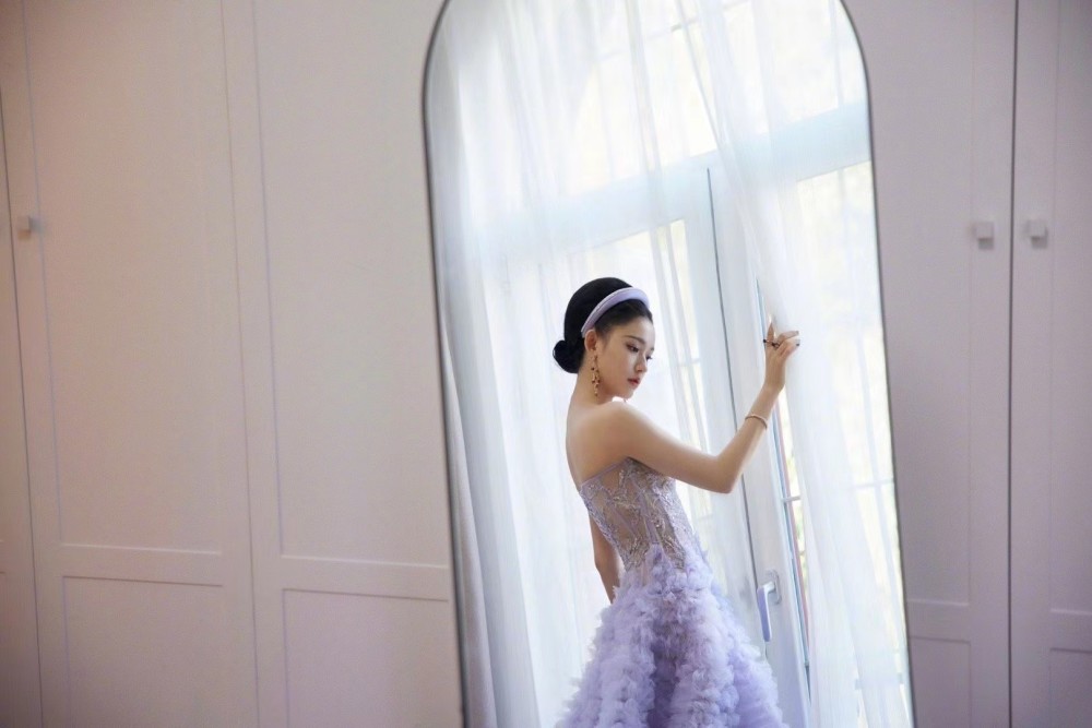 林允穿多肉葡萄紫纱裙走“禁欲风”,举手投足都撩人