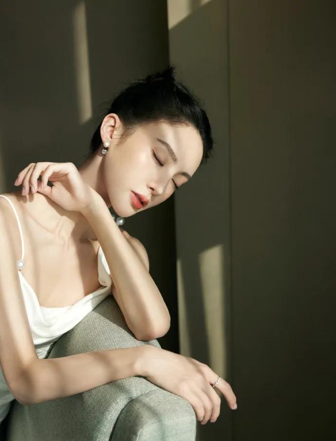 金晨穿白色吊带长裙超美!娇嫩性感惊艳众生