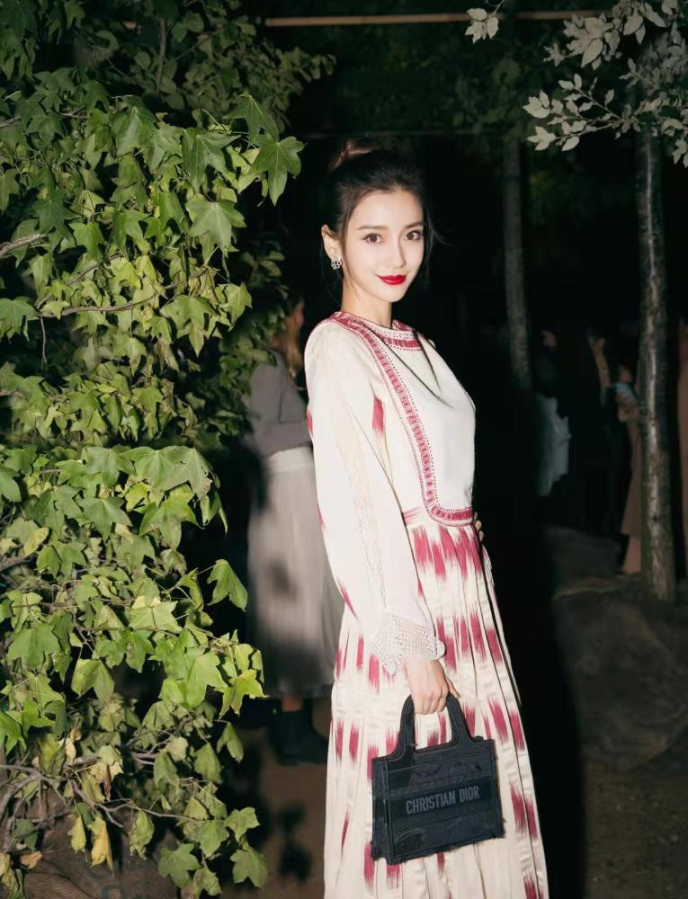 杨颖霍思燕隔空撞衫,同一款宫廷复古印花连衣裙谁穿更好看