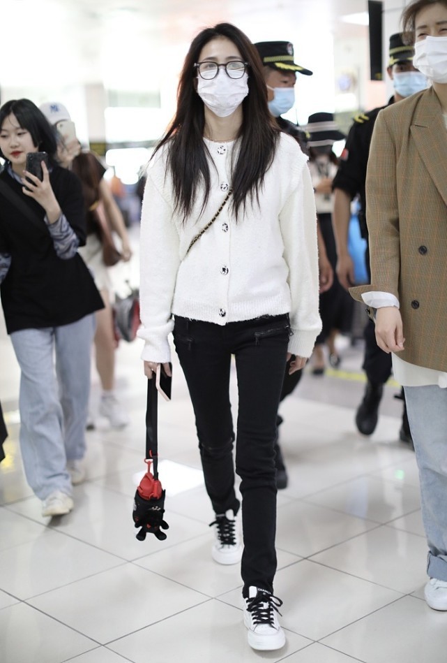 白鹿穿学院百褶裙像“未成年”!轻松打造甜美可爱风