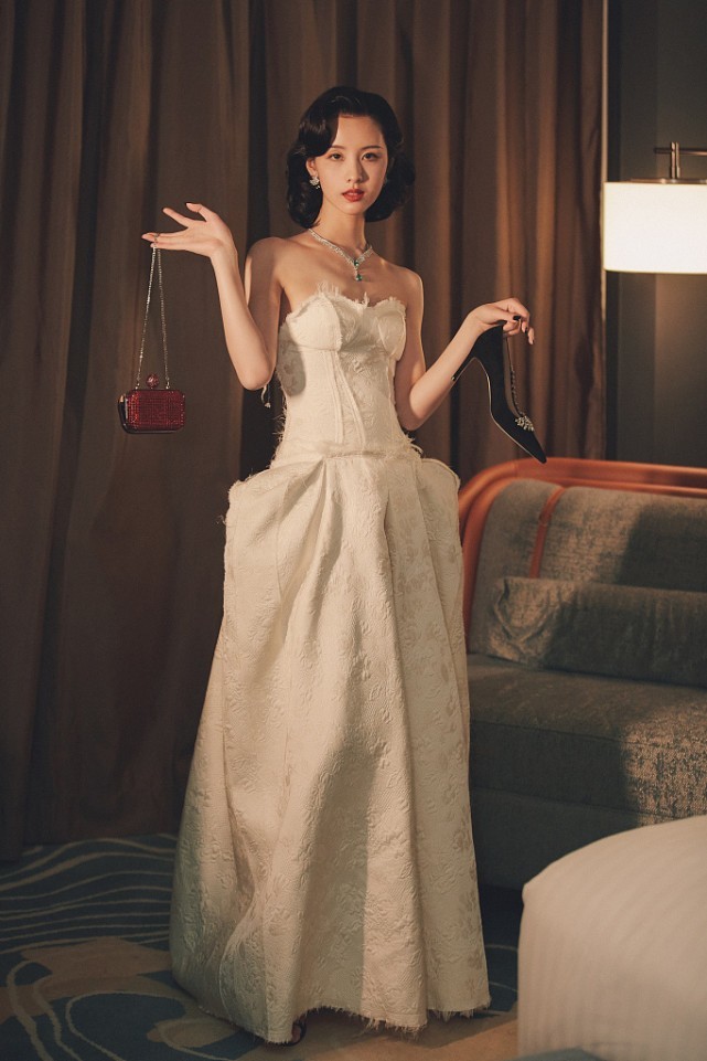 陈都灵穿白色刺绣小礼裙,佩戴高级珠宝好大气