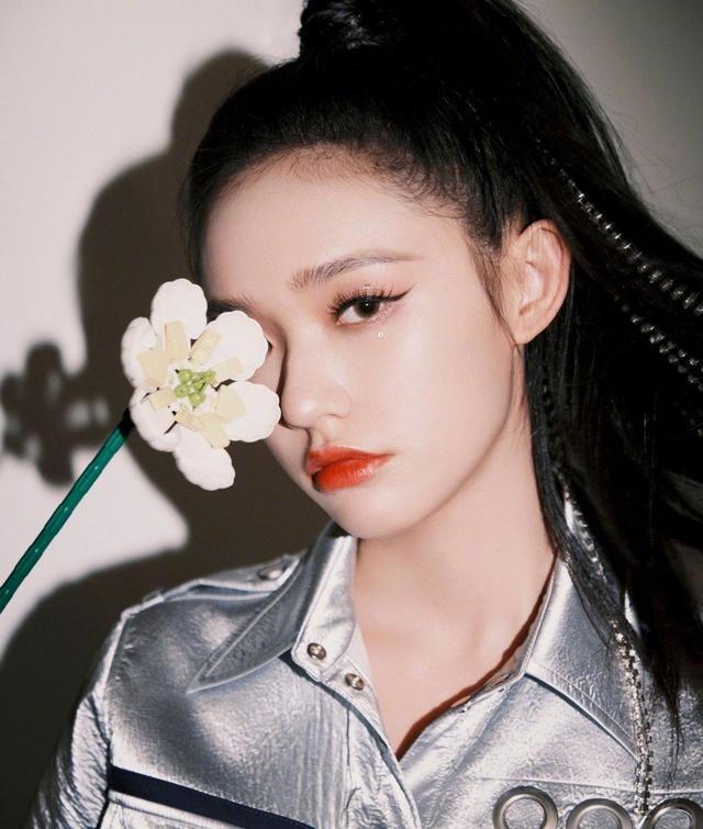 林允穿衬衫裙秀腿，钻石链条马尾成亮点