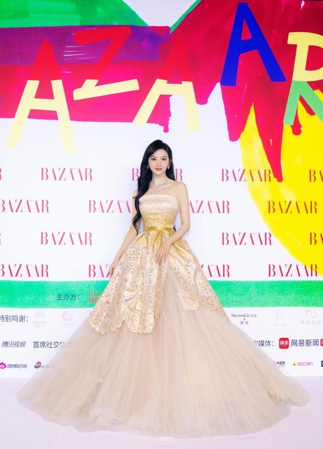 景甜穿香槟裙出席芭莎慈善夜,优雅华贵白到发光