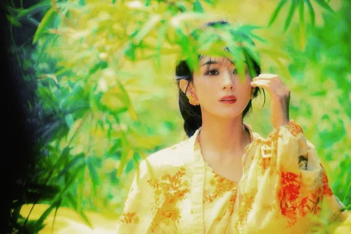 赵丽颖穿镂空毛衣搭配连衣裙，气质愈发大气从容