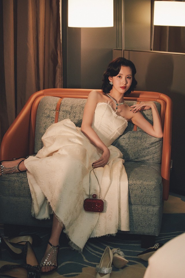 陈都灵穿白色刺绣小礼裙,佩戴高级珠宝好大气