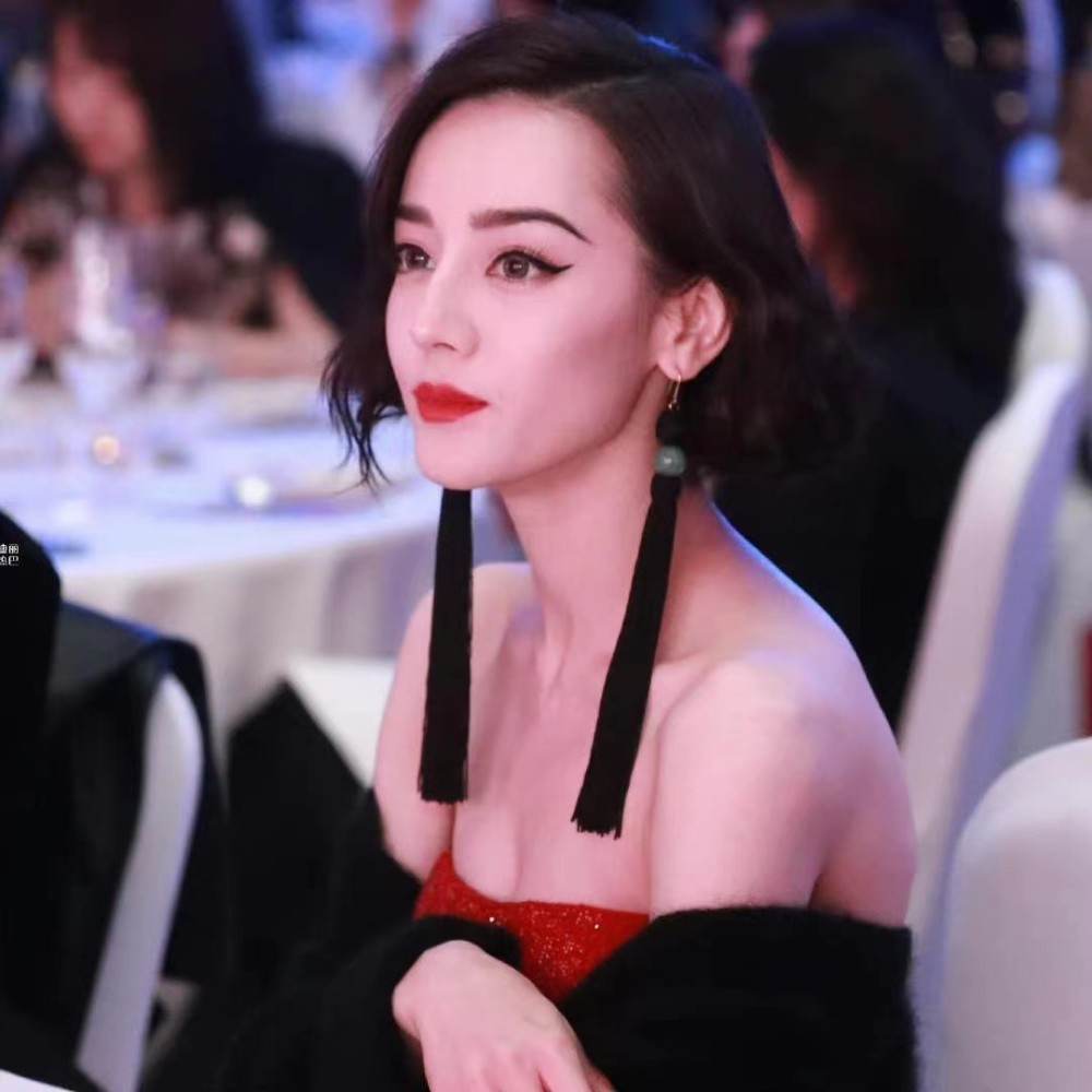 热巴红毯秀短发造型显老,美感全靠身材撑
