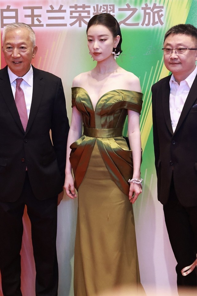 气质“冷艳”的倪妮穿修身裙造型精致大气,女人味十足