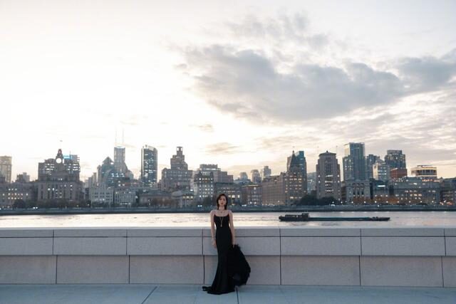 宋茜穿吊带裙打扮优雅魅惑，外套披着不穿超个性