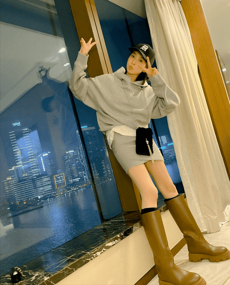 宋茜机场街拍：穿皮草像“火烈鸟”，冬天穿破洞牛仔裤让人看不懂