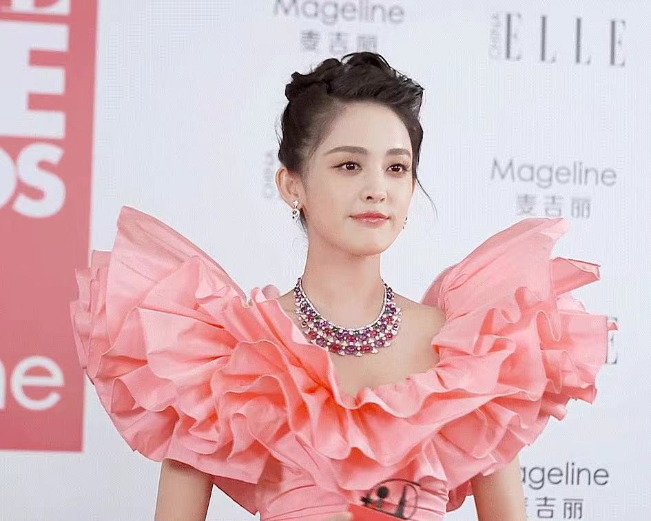 古力娜扎为博眼球礼裙夸张得像个“大火鸡”,走哪都是焦点