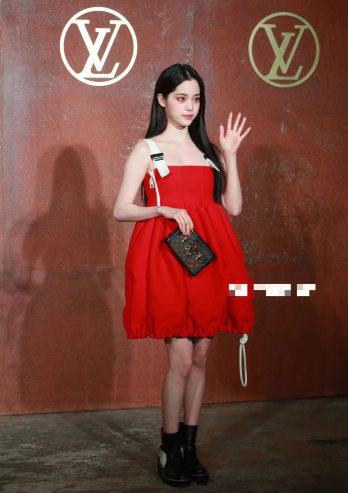 欧阳娜娜亮相LV秀，红裙造型走“甜欲风”性感又甜美