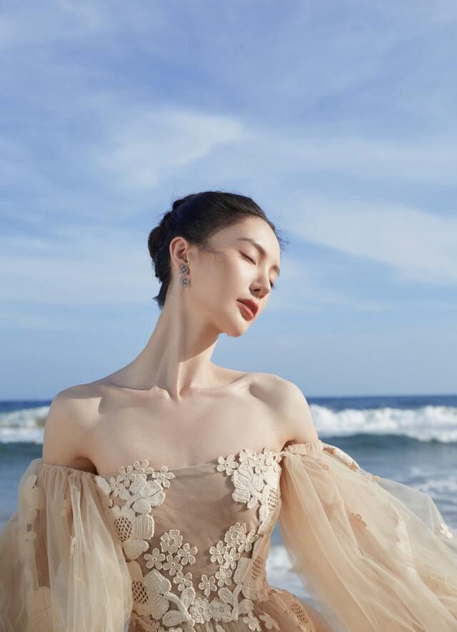 金晨穿抹胸裙出席GQ盛典,骨感身材太抢镜