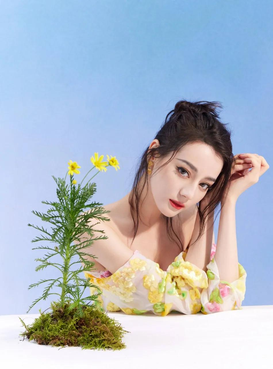 迪丽热巴穿抹胸碎花长裙变花仙子!性感撩人太美丽