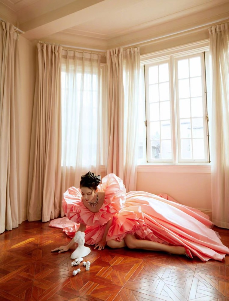 古力娜扎为博眼球礼裙夸张得像个“大火鸡”,走哪都是焦点