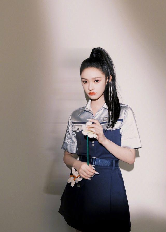 林允穿衬衫裙秀腿，钻石链条马尾成亮点