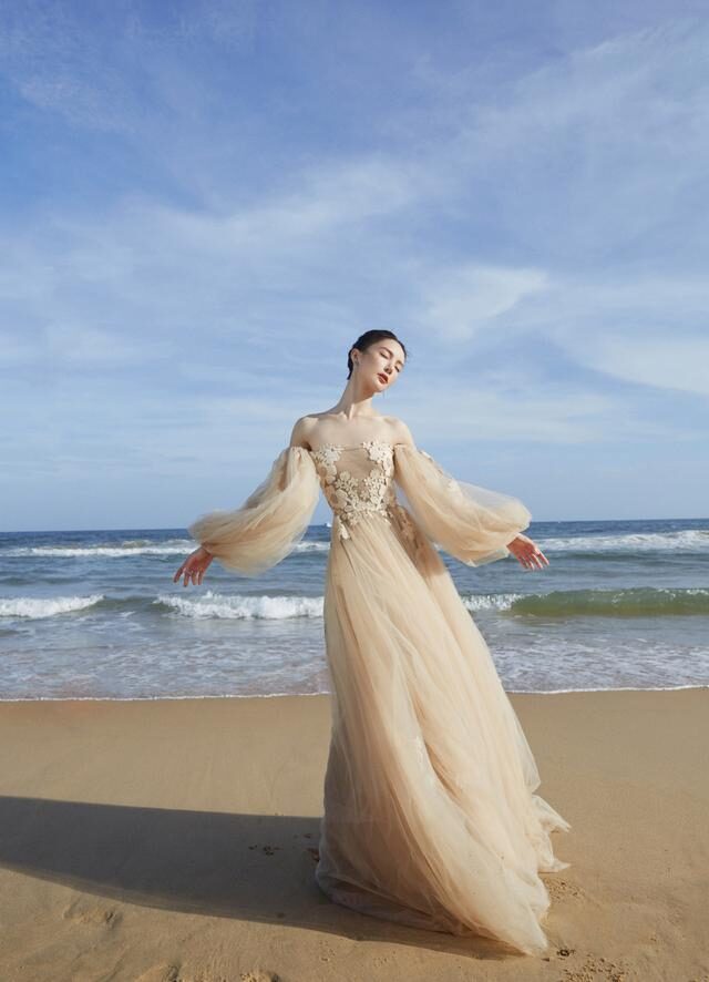 金晨穿抹胸裙出席GQ盛典,骨感身材太抢镜