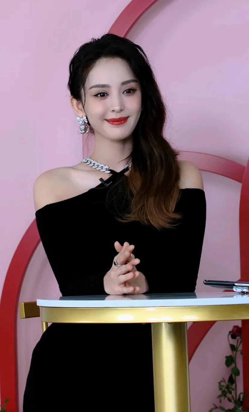 古力娜扎穿纯黑长裙真美艳!展露香肩性感御姐魅力十足