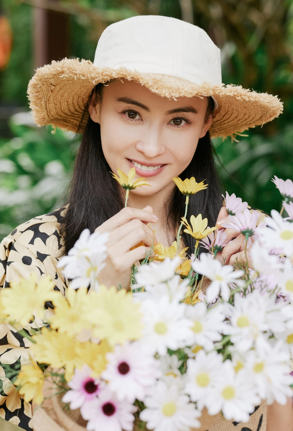 港风女神张柏芝碎花衬衫户外清朗写真热图