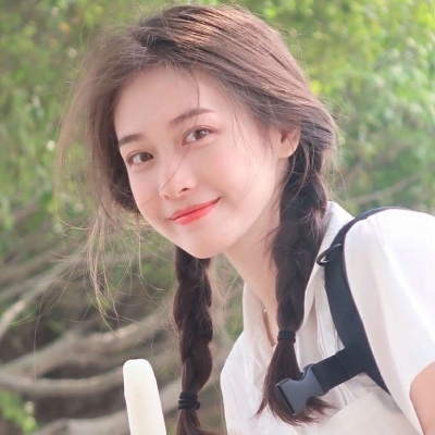 我一按遥控器老师就看过来 他那抖个不停的腿令我心烦意乱