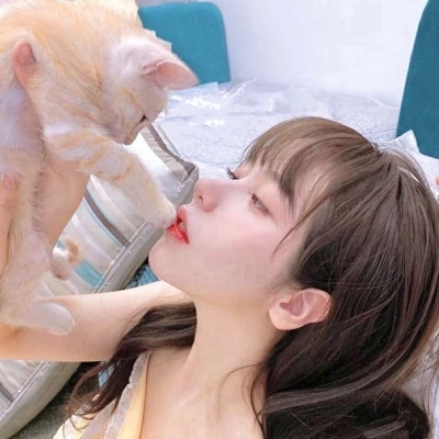 我一按遥控器老师就看过来 他那抖个不停的腿令我心烦意乱