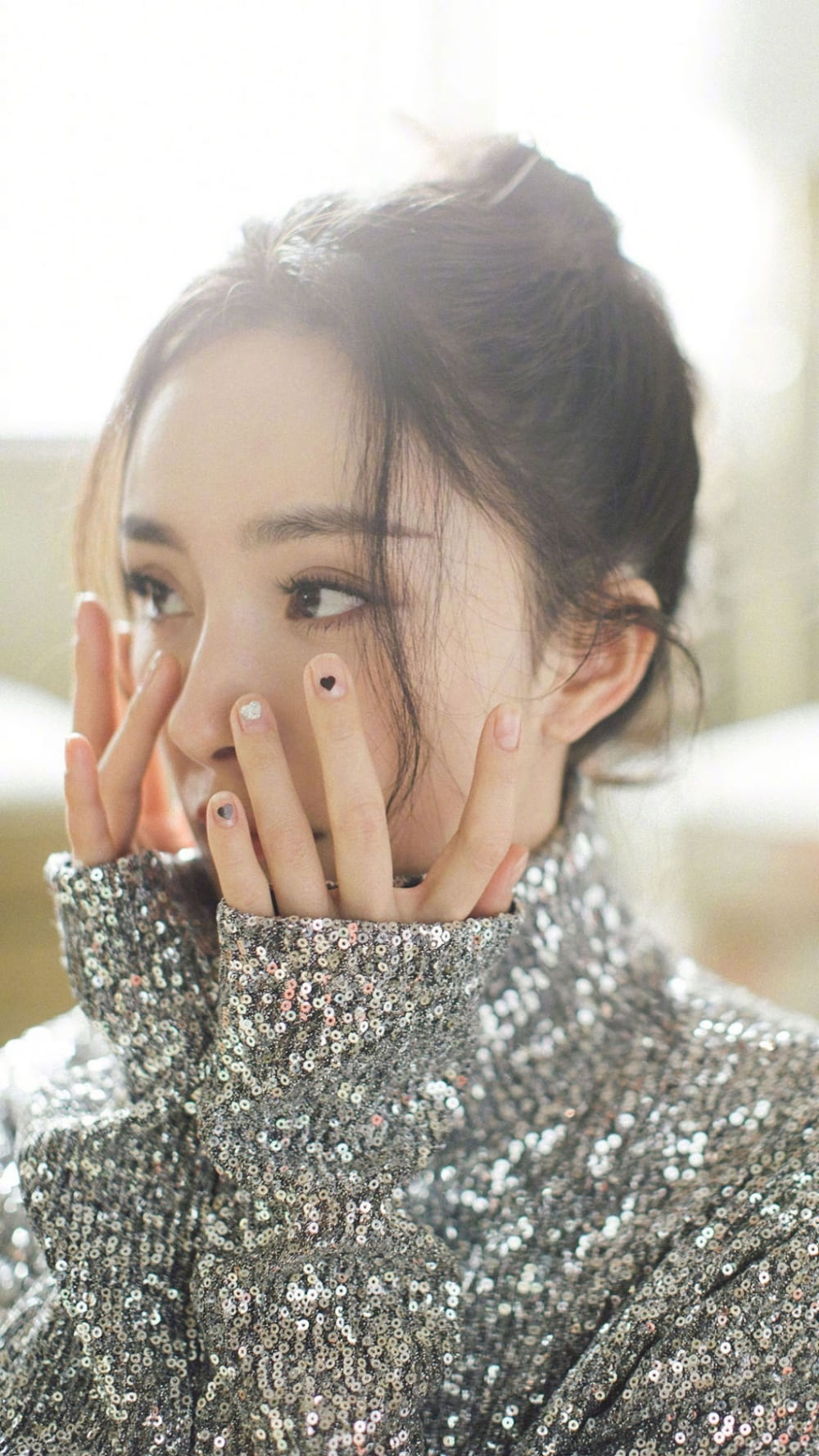 杨幂丸子头少女风格亮片上衣清新活力图片写真