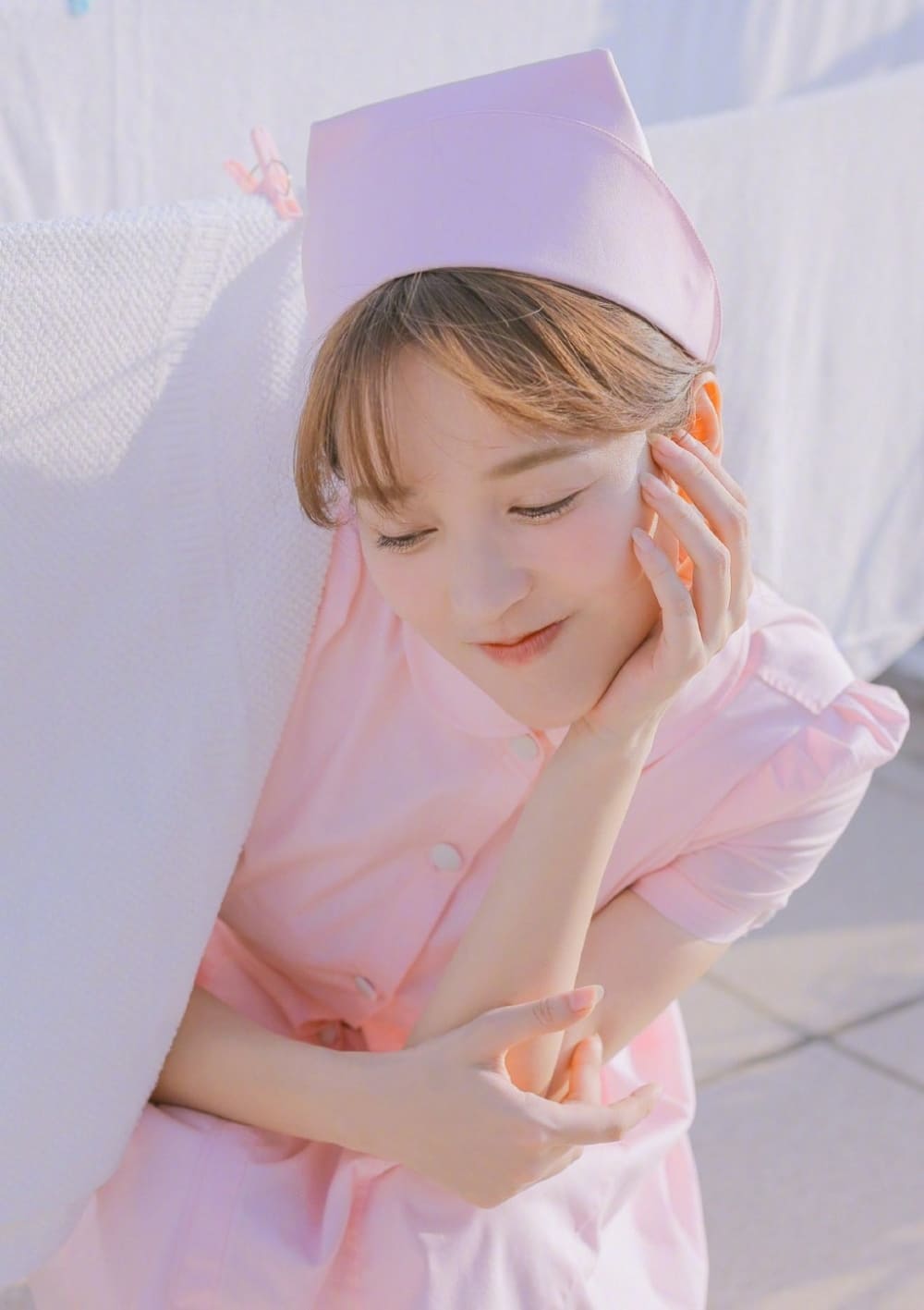 甜美女神金莎护士制服少女风唯美图片写真