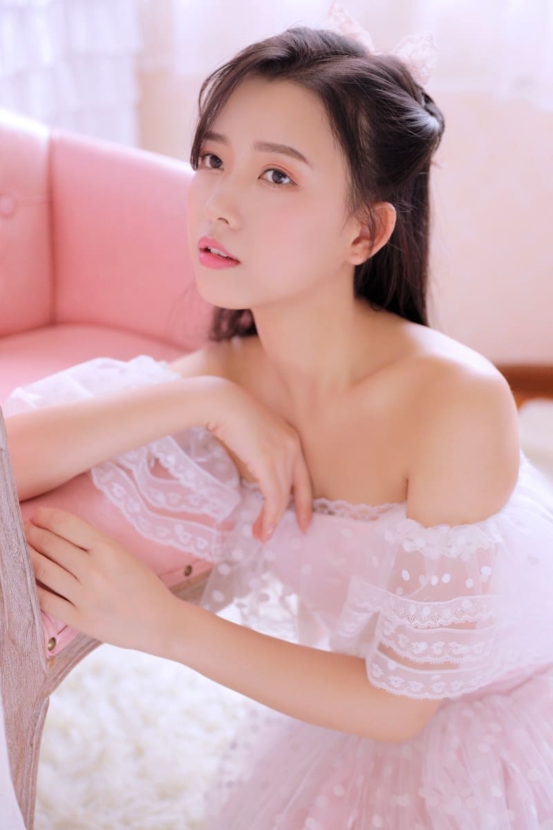 纯欲风美女粉色内衣性感撩人养眼写真私房照