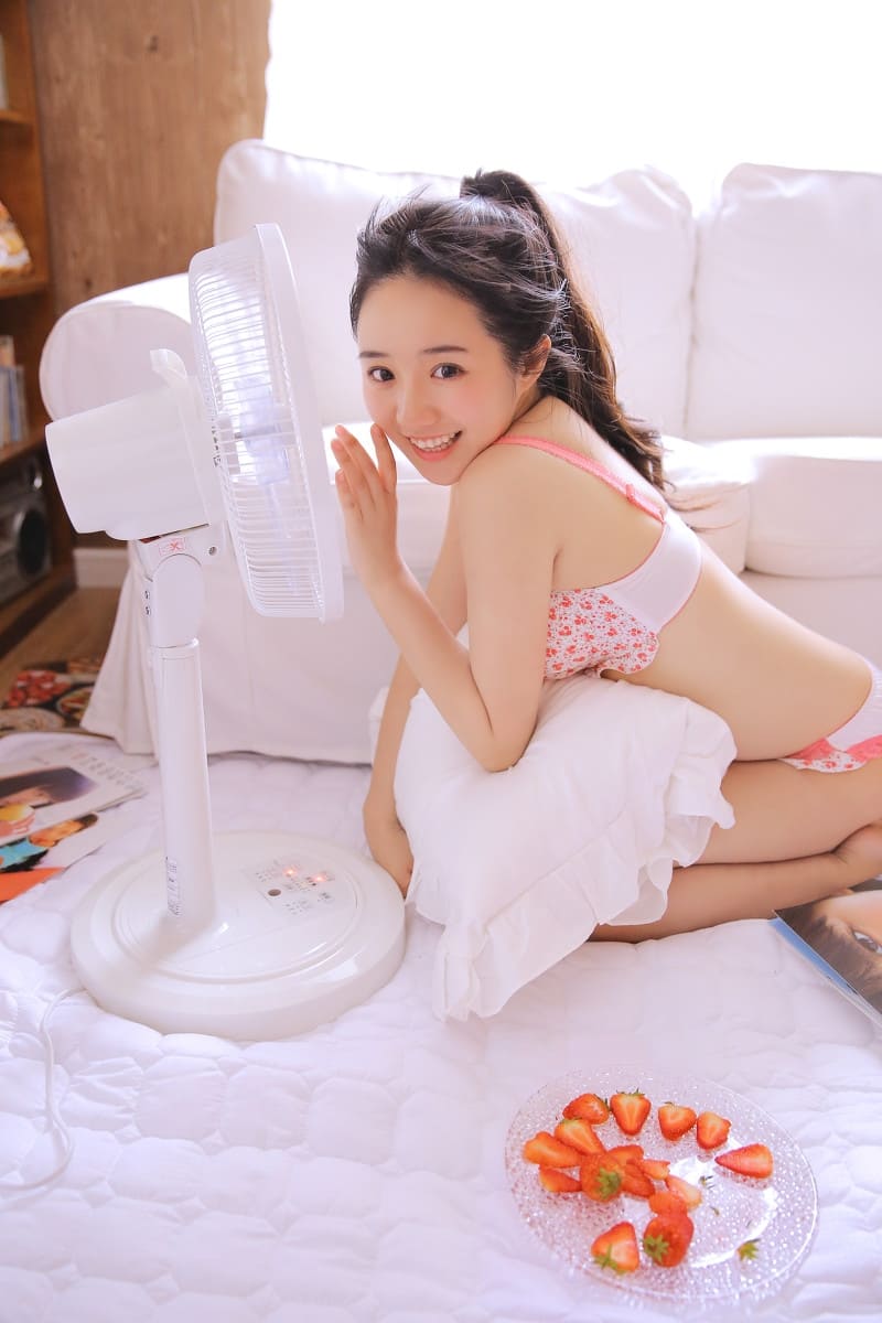 纯欲风美女粉色内衣性感撩人养眼写真私房照