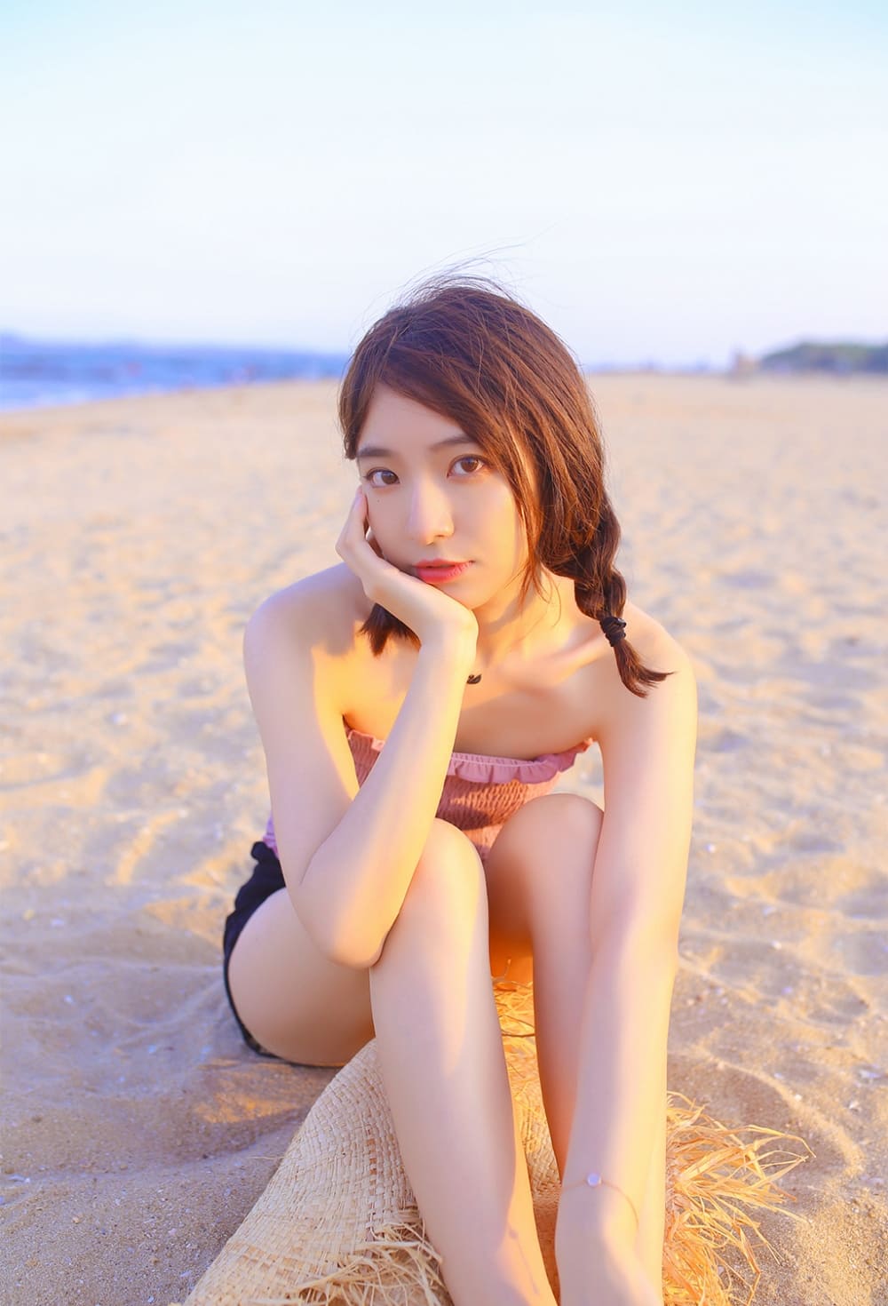 留双马尾的美女海边吊带装清新风格图片写真