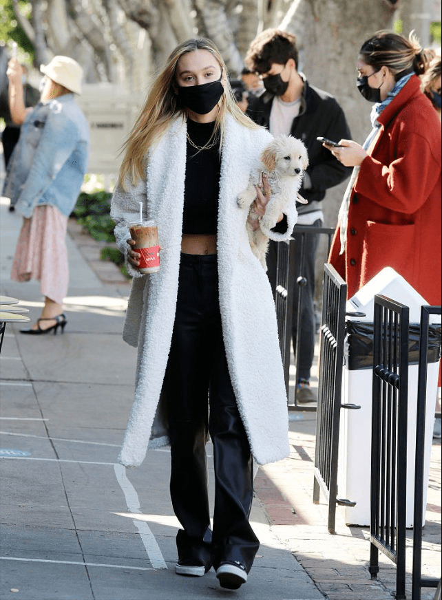 欧美街拍:今年冬季泰迪熊大衣,谁穿都显瘦好看