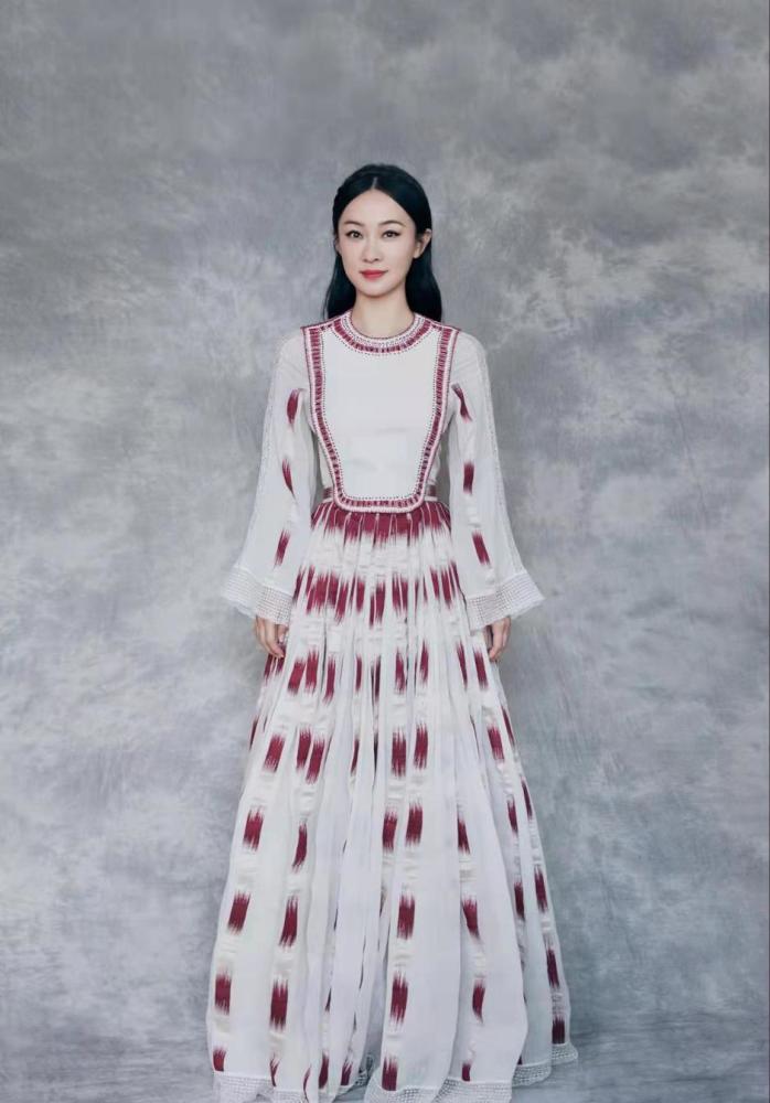 杨颖霍思燕隔空撞衫,同一款宫廷复古印花连衣裙谁穿更好看