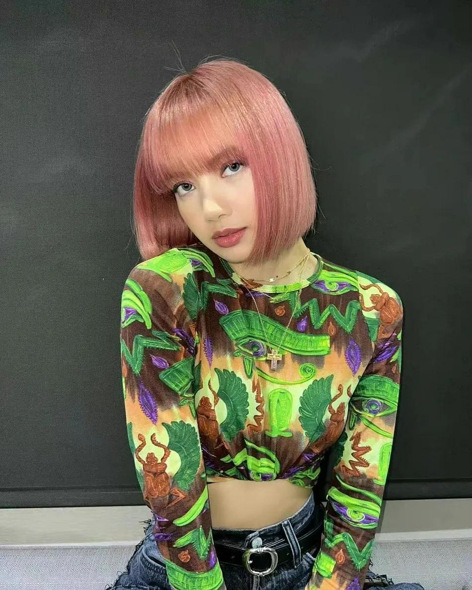 Lisa穿荧光绿花纹上衣露小肚脐！魔鬼身材性感撩人