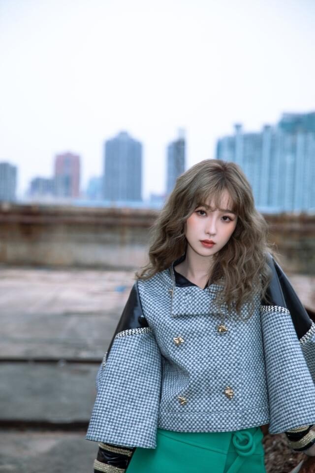 虞书欣冬天还穿小短裙秀腿,纯欲风打扮满分