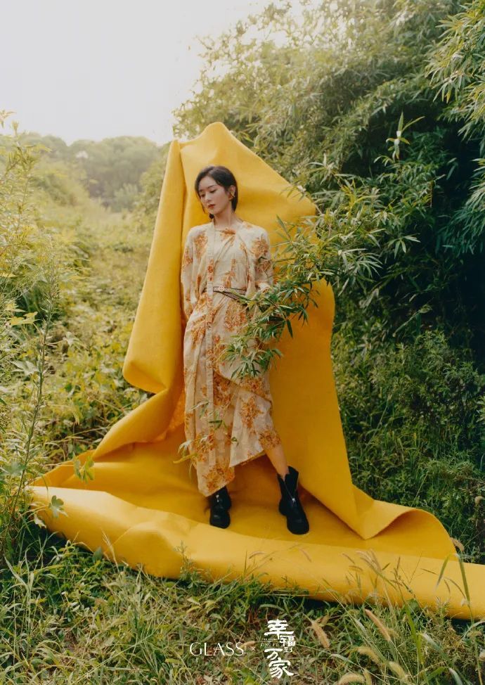 赵丽颖穿镂空毛衣搭配连衣裙，气质愈发大气从容