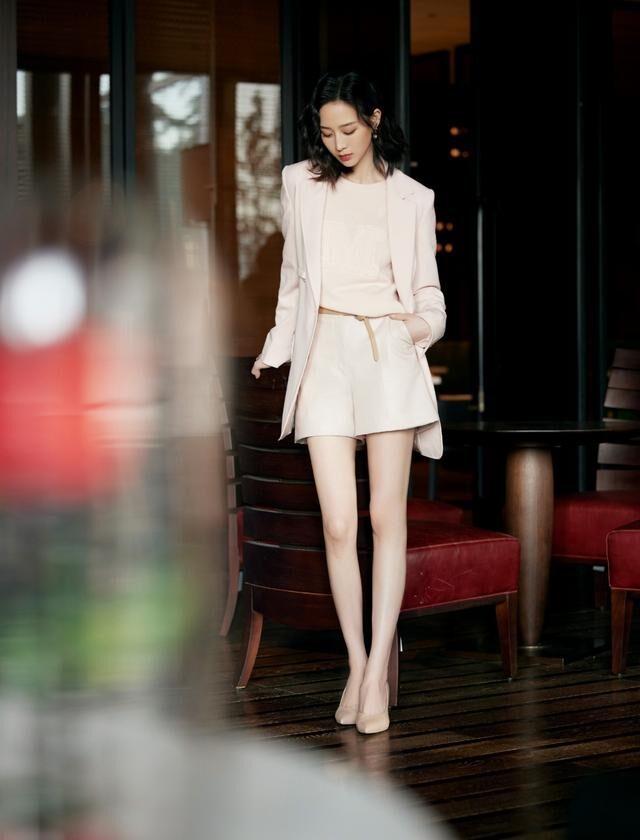 张钧甯穿西装搭配短裤腿长惊艳,配色温柔减龄太有气质