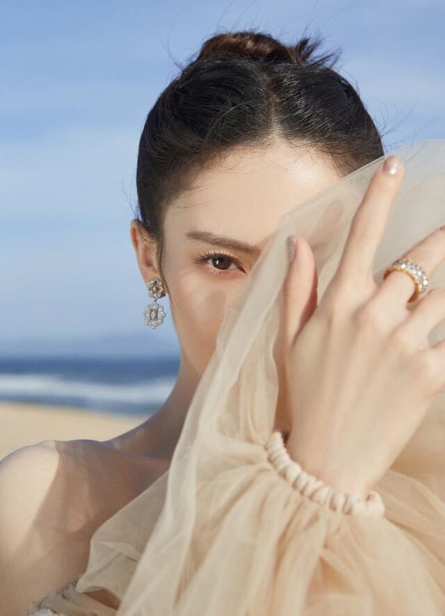 金晨穿抹胸裙出席GQ盛典,骨感身材太抢镜