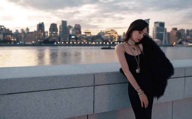 宋茜穿吊带裙打扮优雅魅惑，外套披着不穿超个性