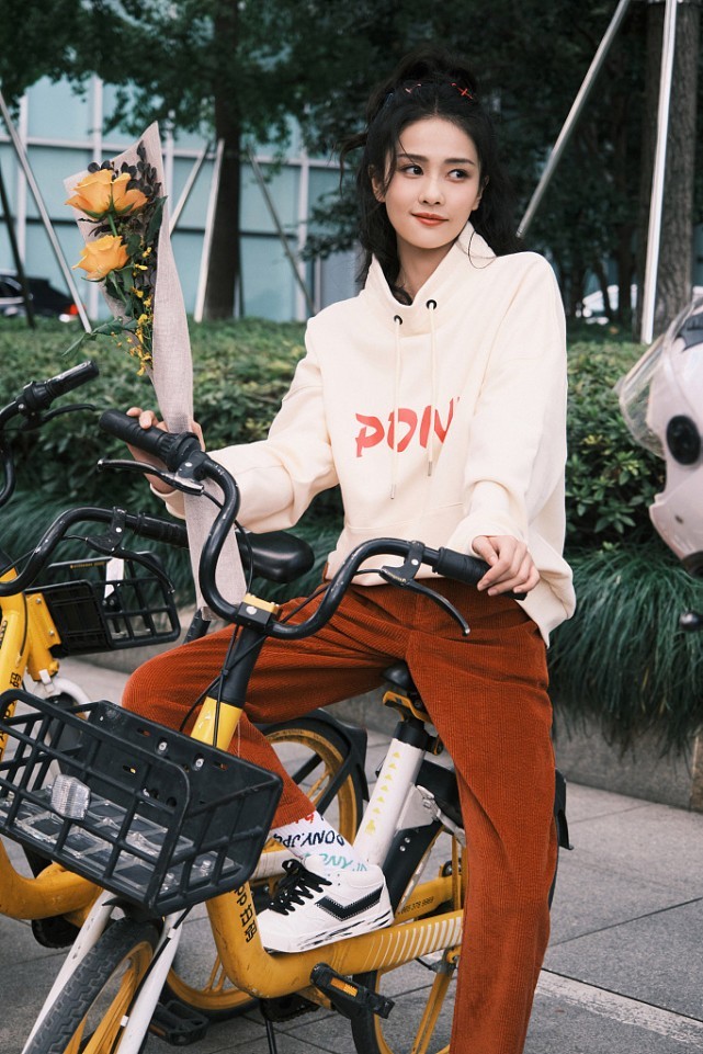 白鹿私服穿休闲卫衣穿出“港风美”，衣品越来越好了！