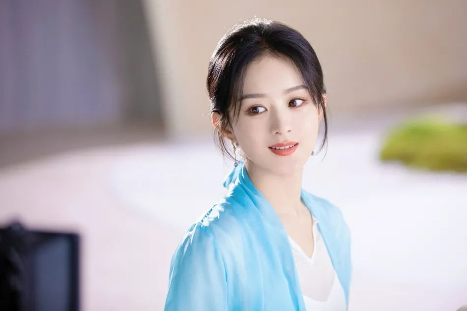 赵丽颖穿白纱裙温婉优雅!温婉优雅让人心动!