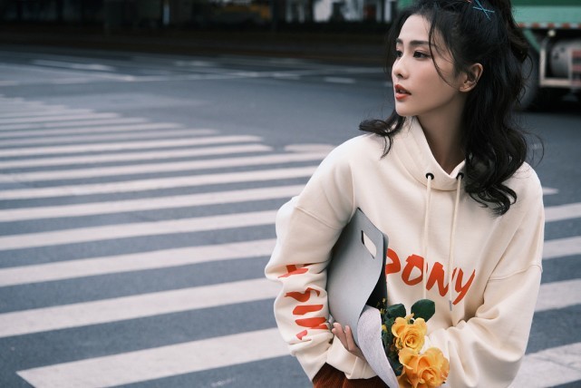 白鹿私服穿休闲卫衣穿出“港风美”，衣品越来越好了！