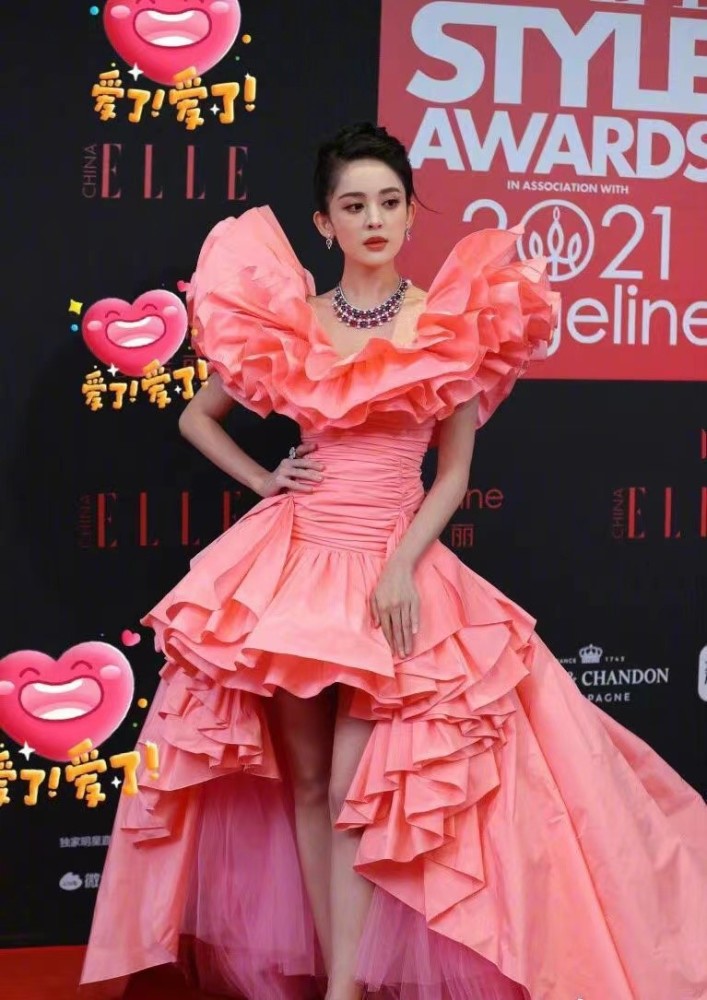 古力娜扎为博眼球礼裙夸张得像个“大火鸡”,走哪都是焦点