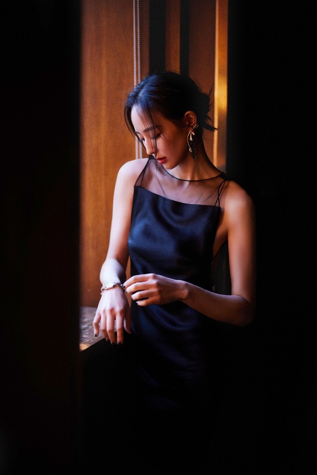 张钧甯穿“露背”黑裙装，性感迷人美丽依旧